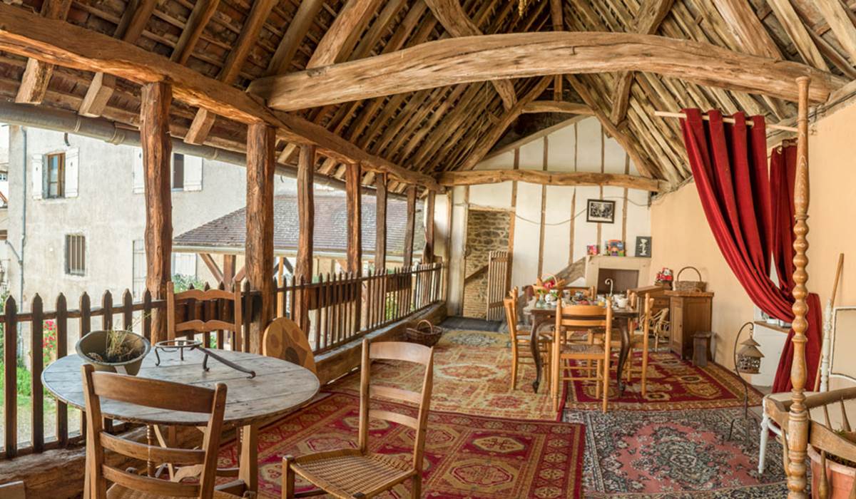 Terrasse, ancien séchoir des Tanneries au 18è siècle, où il fait bon prendre le petit-déjeuner en été.